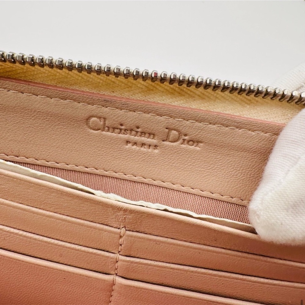 👜 Christian Dior Beige Zip Around Wallet Embossed Neutral Leather Authentic - Picture 6 of 7